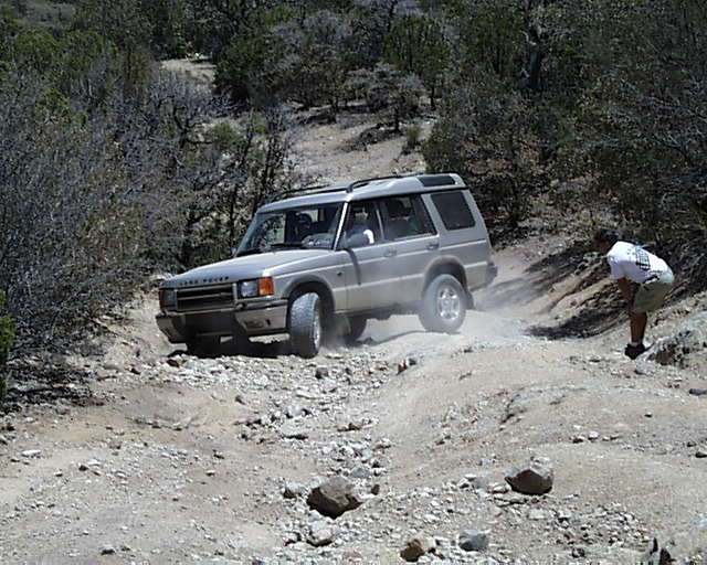 Dealership employees really "testing" a Discovery