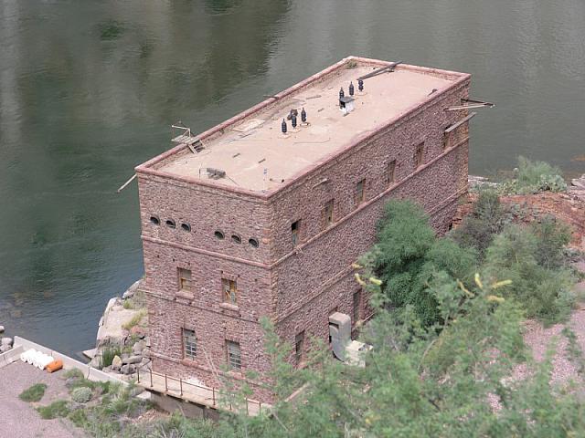 building_next_to_Roosevelt_Dam.jpg